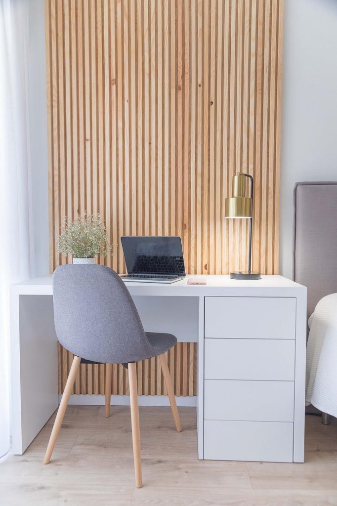 Interieur van een moderne woonwinkel in Rotterdam met diverse meubelstijlen en designaccessoires