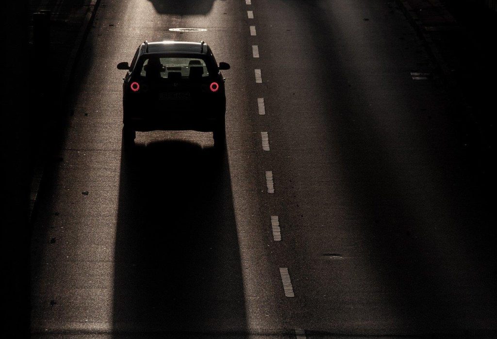 1 koloms hefbrug voor autowerkplaats met compacte afmeting en veiligheidsvoorzieningen