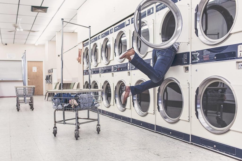 Moderne wasserette in Hilversum met industriële wasmachines die gemakken en voordelen bieden voor lokale bewoners en studente