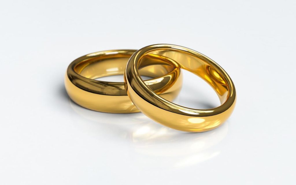 Gouden munten en staven symboliseren fysiek goud als betrouwbare en stabiele investering voor vermogenspreservering