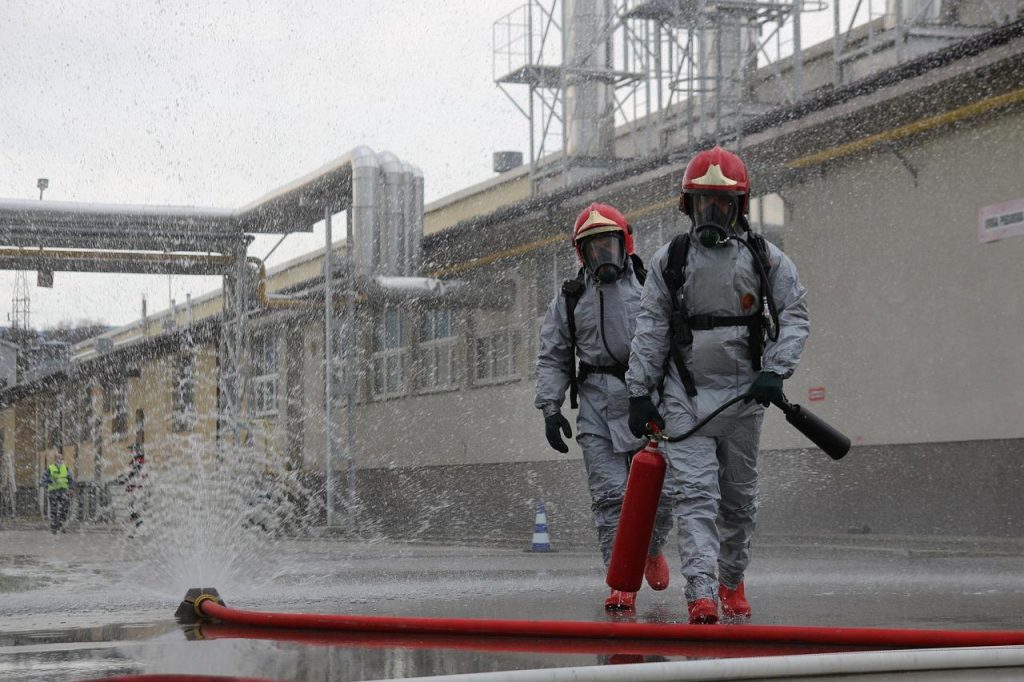 Brandwerend coaten opgestuwd schuim op staalconstructie als thermische barrière tegen brandbestrijding